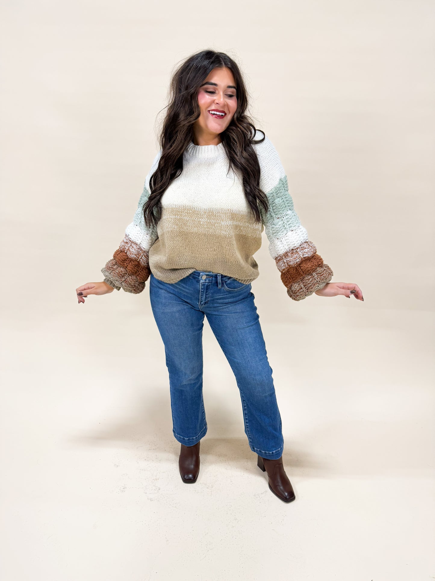 MANY WONDERS SWEATER